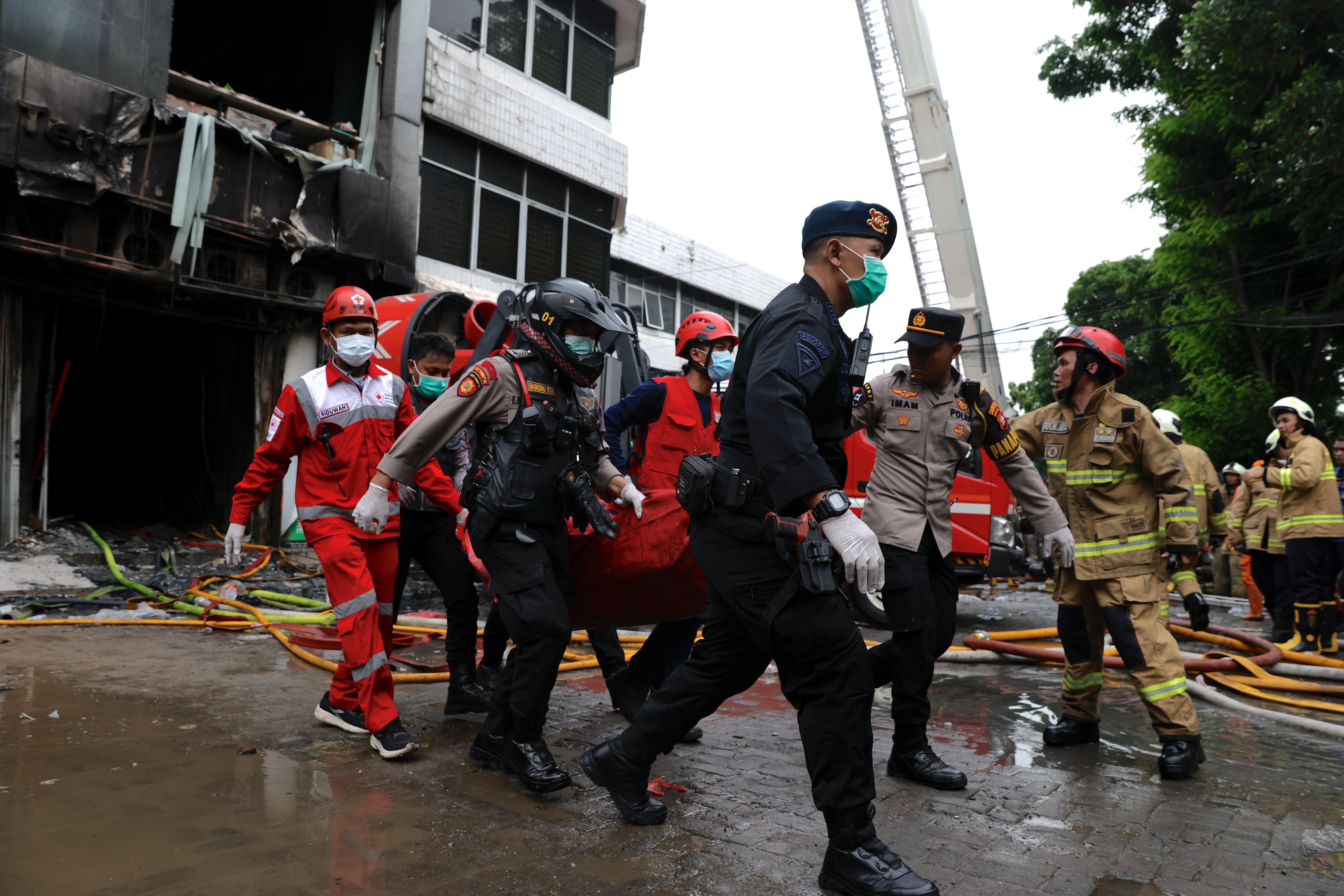 Rescatistas sacan el cuerpo de una víctima de un edificio tras un incendio en Yakarta, Indonesia, el 9 de diciembre de 2025. EFE/EPA/MAST IRHAM