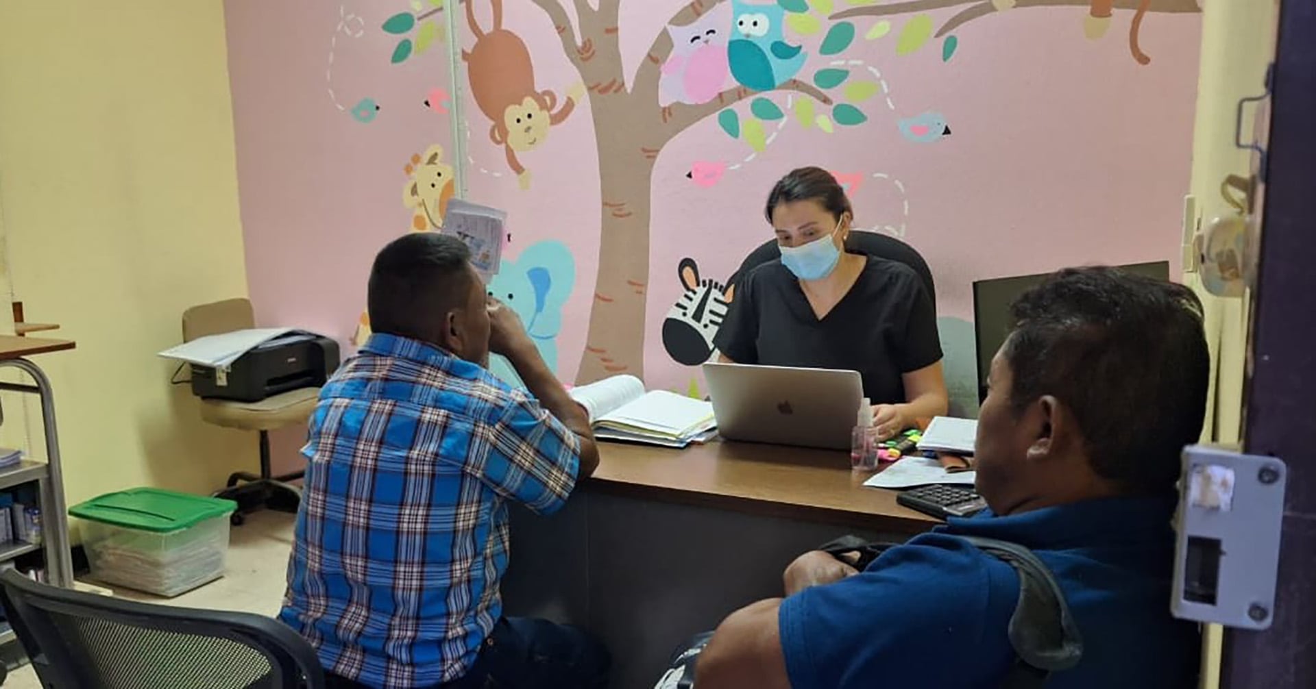 La aparición de miles de nuevos pacientes, mayormente jóvenes y rurales, ha obligado a incrementar recursos públicos y ampliar la red de centros, aunque persisten deficiencias en cobertura médica y capacidad presupuestaria en el sistema sanitario. (Unaerc Guatemala)