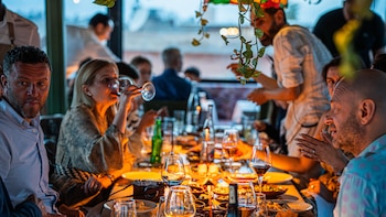 La hostelería española se polariza: los restaurantes de precio medio pierden terreno frente a la subida del ‘fast food’ y de la alta cocina