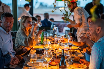 Un grupo de amigos cenando en un restaurante (Pexels)