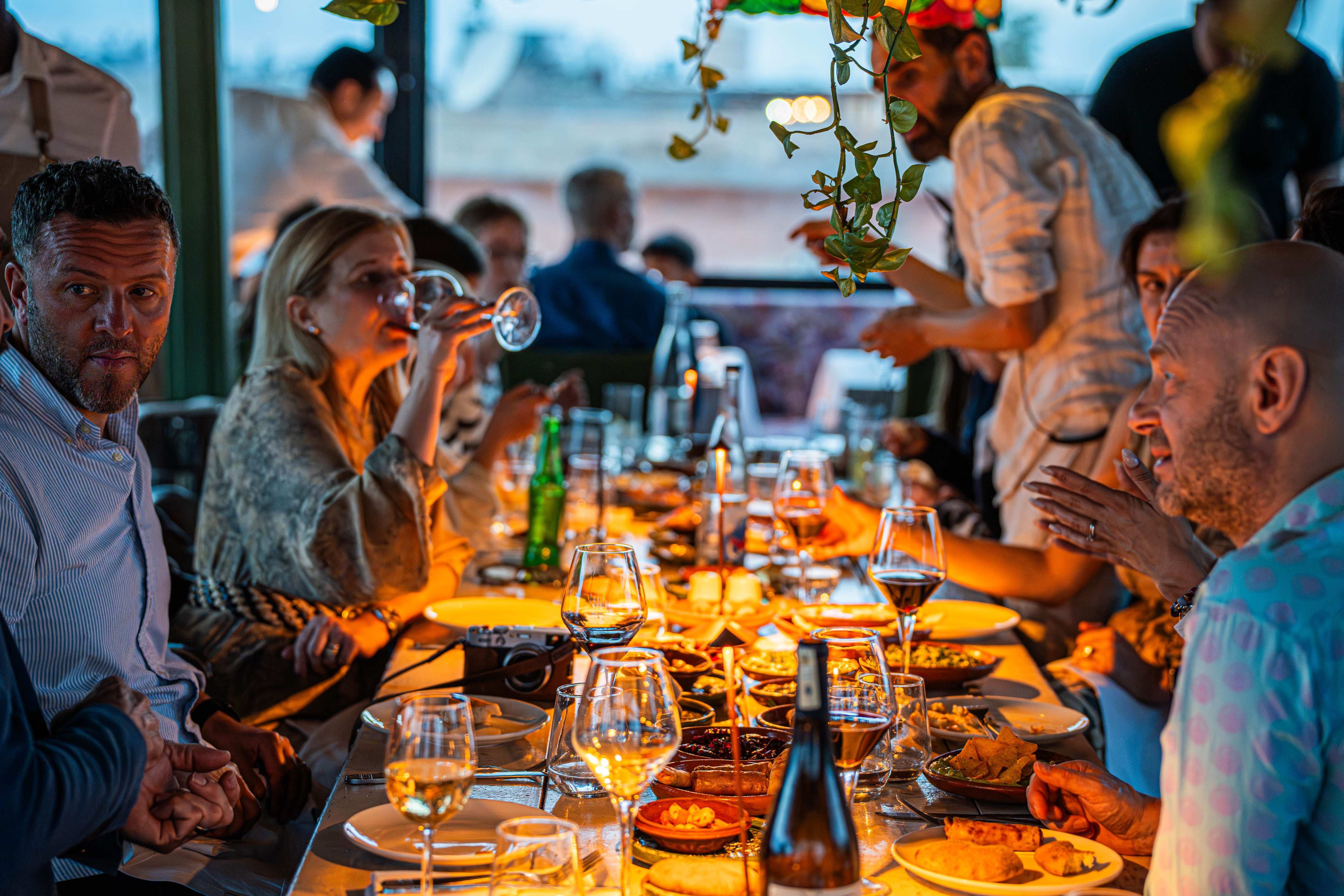 Un grupo de amigos cenando en un restaurante (Pexels)