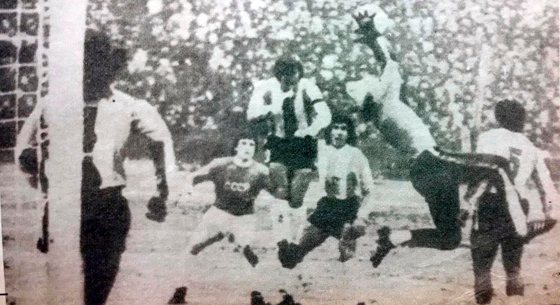 Una postal del fútbol argentino: El Loco Gatti (con pantalón largo y gorra de lana debajo de la vincha) en su consagratoria actuación ante Unión Soviética en la nieve