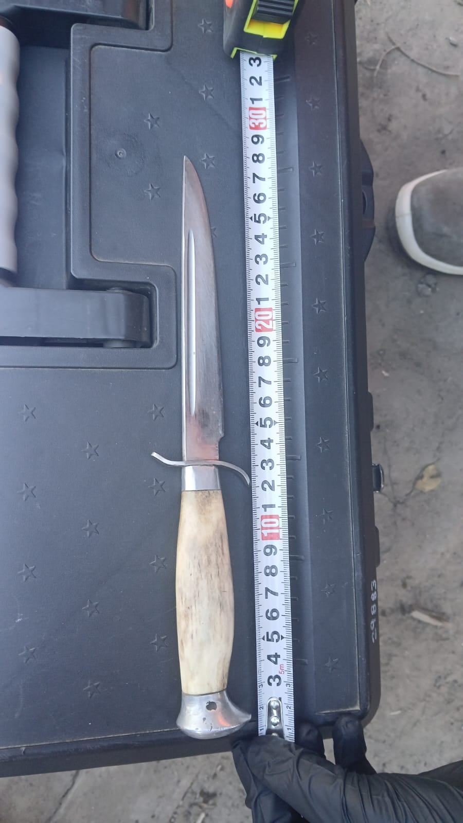 El cuchillo de 30 centímetros que los efectivos encontraron en la casa del acusado