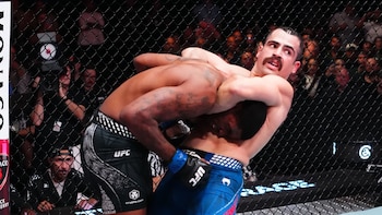 La peculiar pelea de UFC entre un policía y un ex convicto que duró 57 segundos: la impactante llave al cuello que decretó el KO