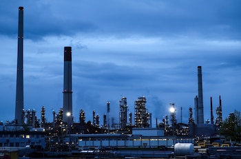 A refinaria de petróleo Miro, em Karlsruhe, Alemanha, 25 de março de 2026 (EFE)