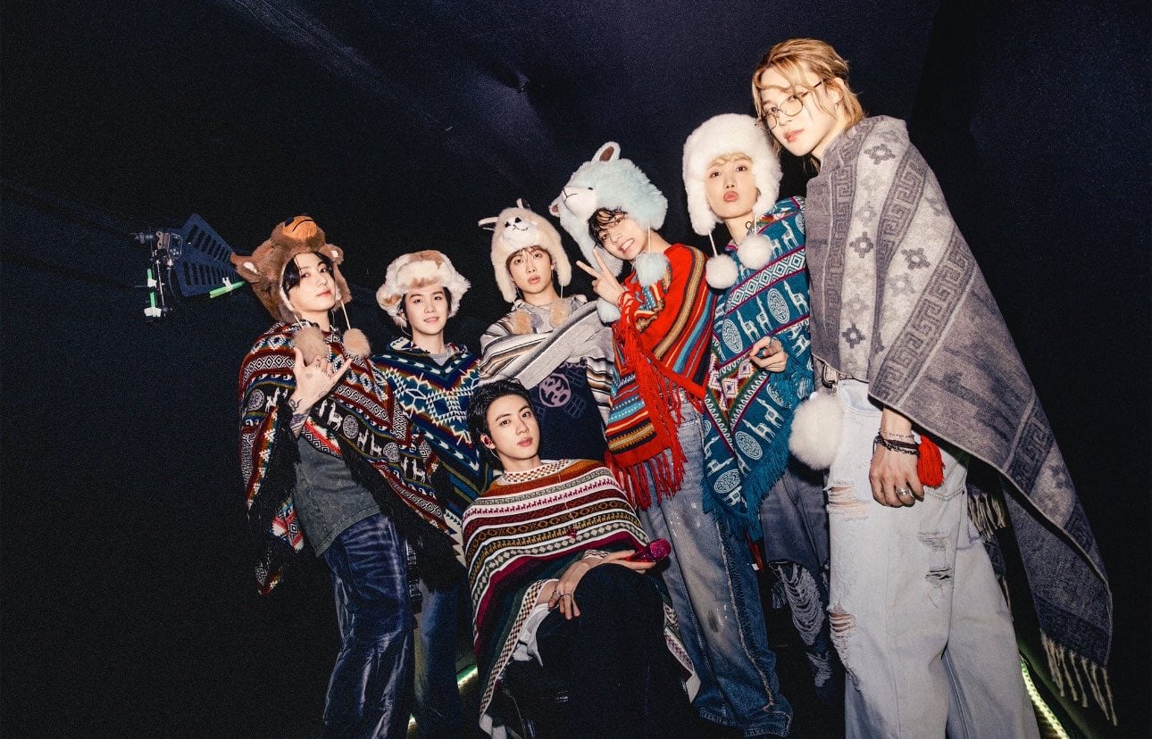 Los siete miembros del grupo surcoreano BTS posan con ponchos y gorros de estilo peruano en el marco de sus presentaciones en América Latina.