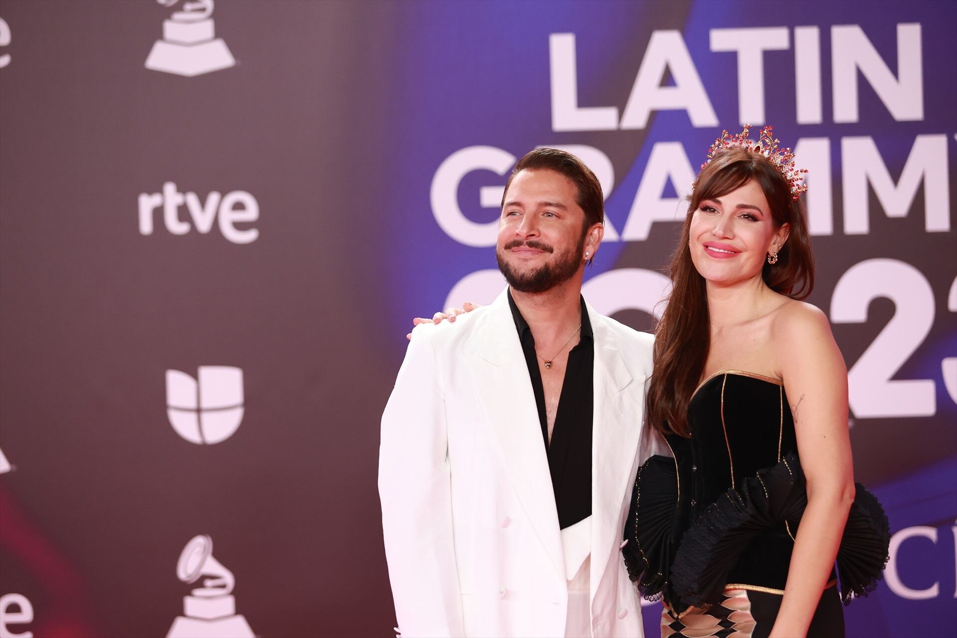 Manuel Carrasco y Almudena Navalón durante el photocall previo a la gala de entrega de los Latin Grammy 2023. (Rocío Ruz / Europa Press)