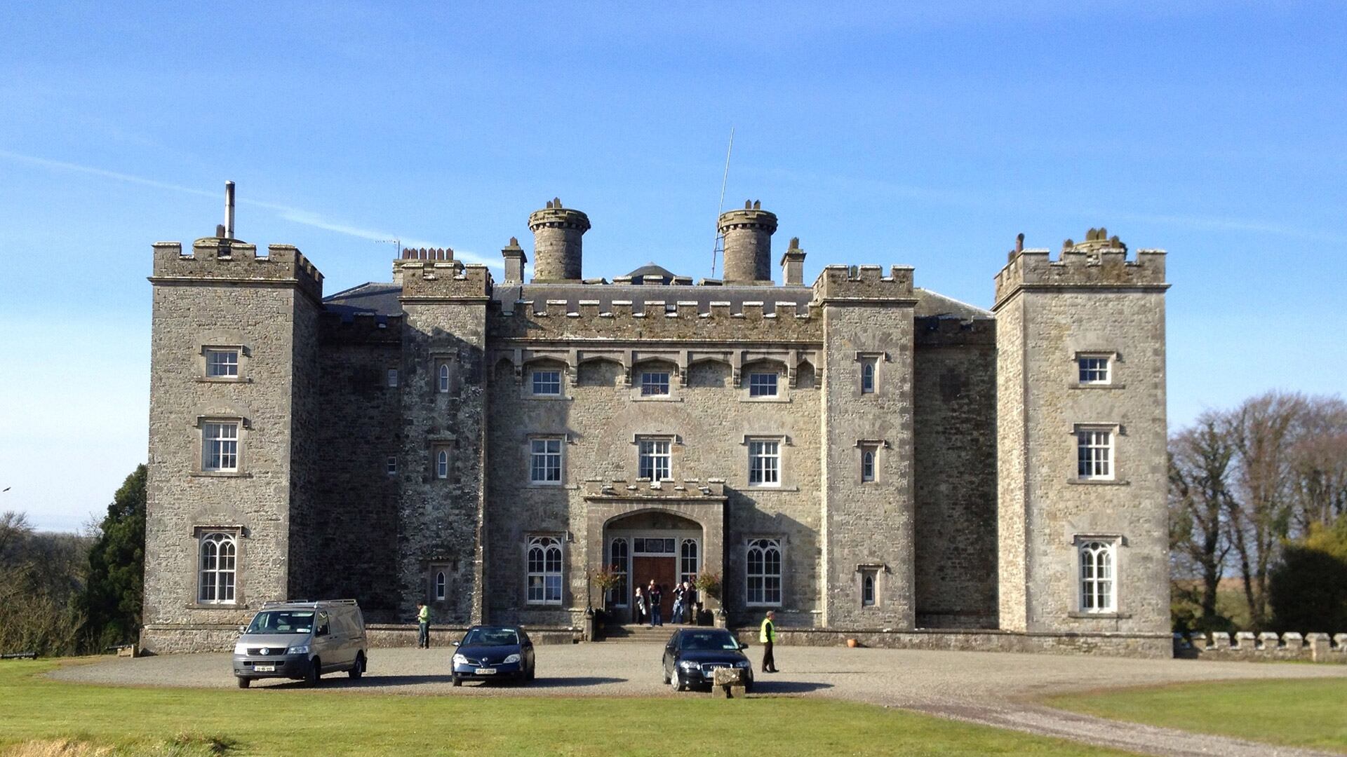 Los jardines inclinados de este castillo irlandés reciben a miles de personas cada año en conciertos multitudinarios, rodeados de historia y paisaje verde Wikipedia