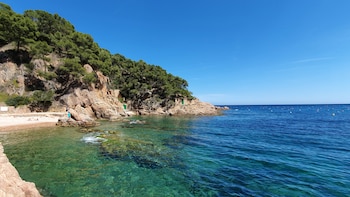 El impresionante pueblo de la Costa Brava que tiene playas con agua cristalina y menos de 300 habitantes