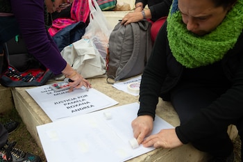 Mujeres escribiendo carteles en el