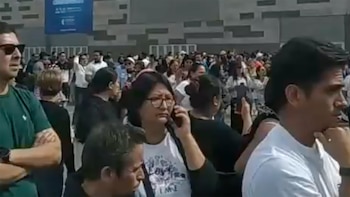 Miles de peruanos colapsaron su único recinto de votación en Santiago de Chile