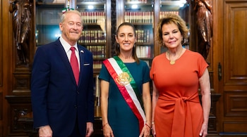 Ronald Johnson felicita a Claudia Sheinbaum y elogia su servicio al pueblo de México.