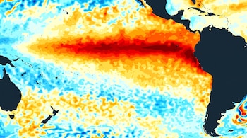 Mapa de colores del océano Pacífico mostrando contornos en azul, amarillo, naranja y rojo, con las siluetas de continentes en gris oscuro.