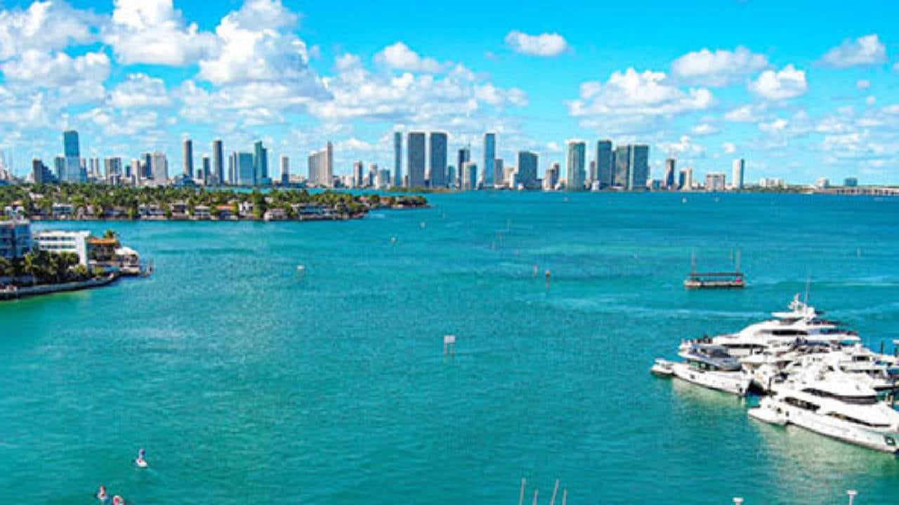 La nueva normativa beneficiaría a propietarios permanentes, mientras podría aumentar la presión tributaria sobre comercios y segundas residencias (Miamibeachfl.gov)