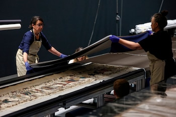 Los conservadores completarán el alisado del tapiz de Bayeux y mantendrán la revisión de su estado con unas 20 cámaras de seguridad