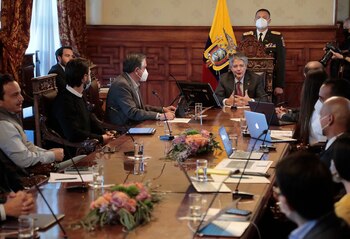 El presidente del Ecuador, Guillermo Lasso, se reunió con los ministros del gabinete productivo para definir actividades que permitan la reactivación económica. (Foto cortesía de la Presidencia de Ecuador).