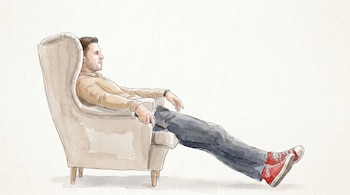 Ilustración en acuarela de un hombre caucásico sentado en un sillón beige con líneas finas, jeans azules, zapatillas rojas y un mando a distancia en la mano.