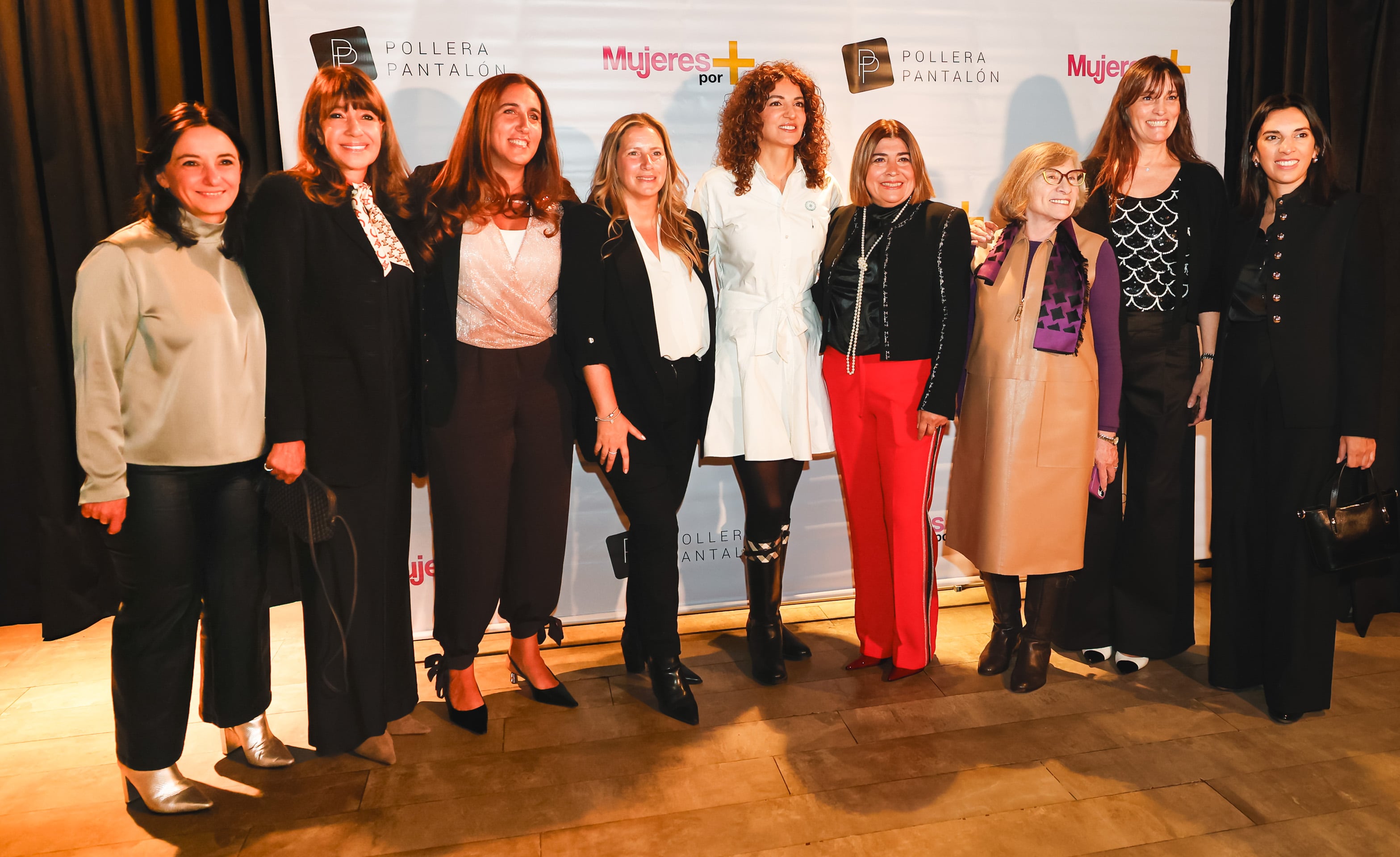 Parte de las premiadas posan con Marina Rosso Siverino, presidenta de la Iniciativa Pollera Pantalón (RS Fotos)