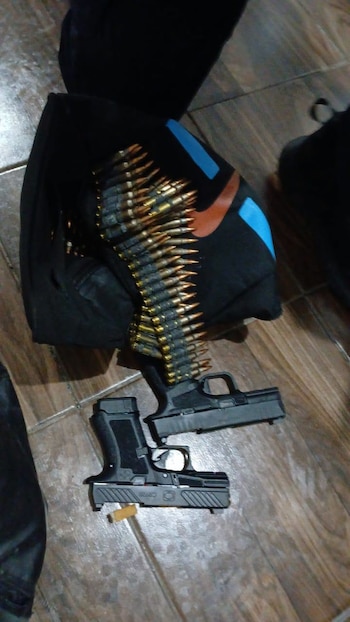 El operativo conjunto en Colima permitió asegurar más de 2 mil 500 cartuchos, armas, granadas, cargadores y equipo táctico. (Crédito: Fiscalía de Colima)