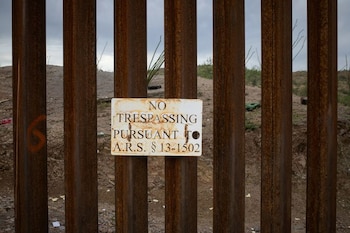 Un letrero pegado al Muro