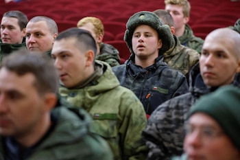 Algunos estudiantes reciben amenazas de expulsión si rechazan alistarse como operadores de drones (Reuters)