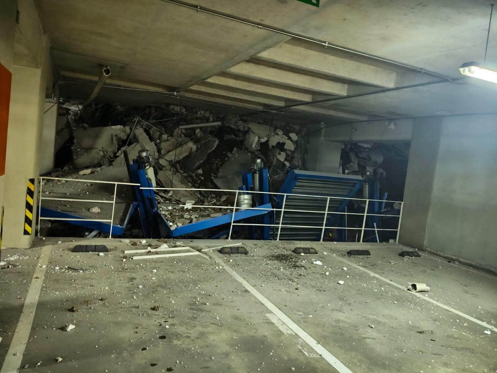 Deslave en un centro comercial en la zona de Santa Fe dejó daños materiales. (Redes sociales)