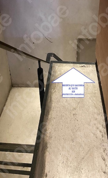 Cayó por las escaleras de un café en Belgrano, se fracturó un pie y demandó al local: más de $28 millones de indemnización