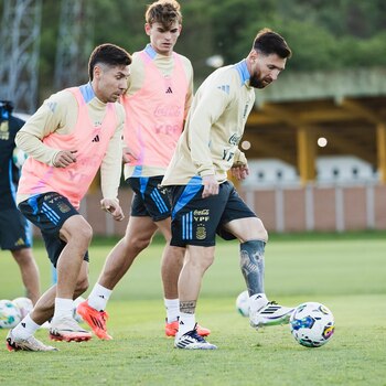 Leo Messi traslada ante la marca de Montiel y la mirada de Nicolás Paz (@afaseleccion)