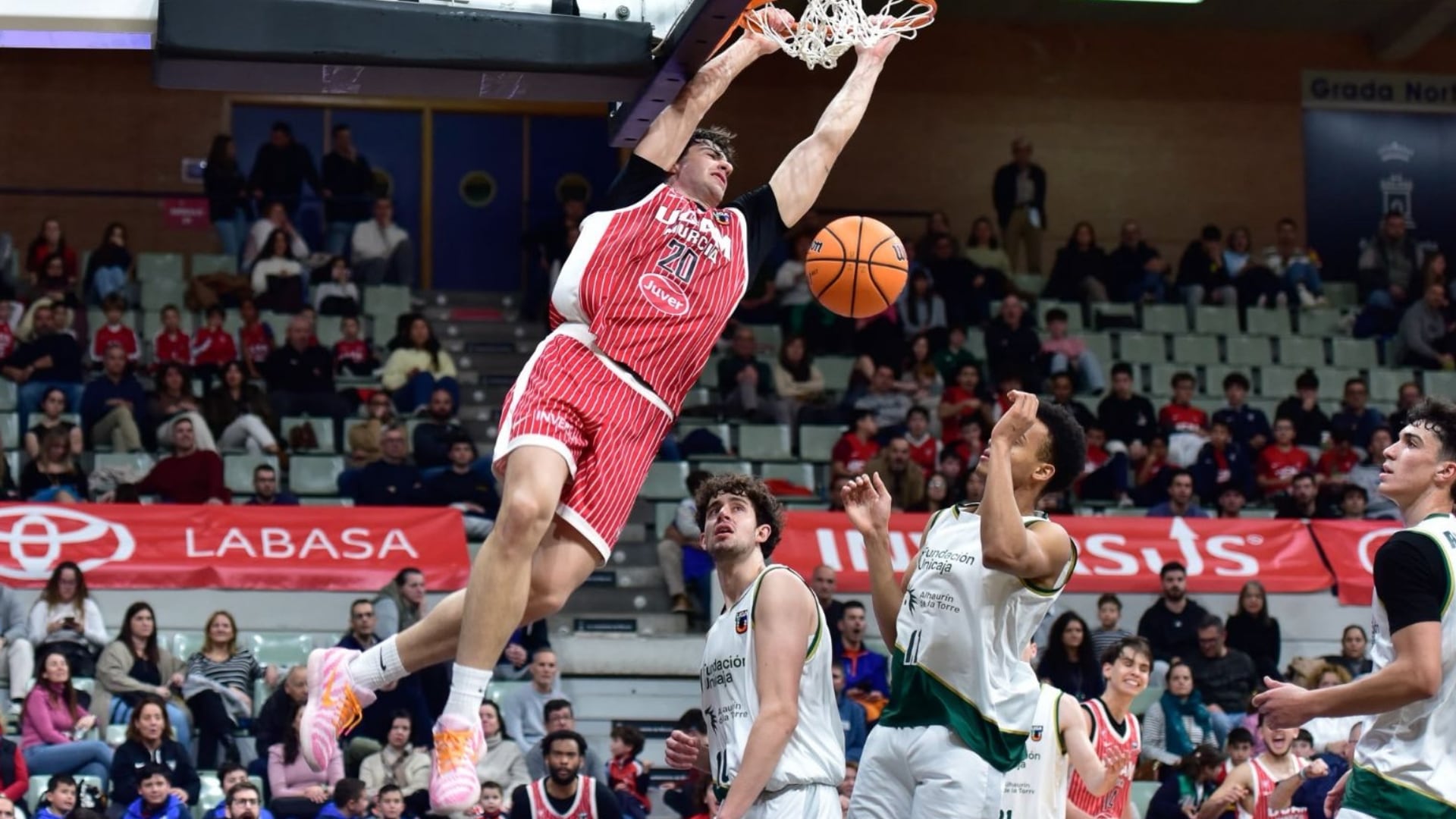 Pablo Sevilla, deportista y estudiante de la UCAM, anota en un partido de la Liga Endesa (UCAM)