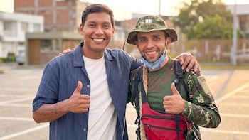 Juanda Caribe le anunció tremenda sorpresa a rescatista al que le robaron la moto mientras buscaba sobrevivientes del terremoto: “Usted es un héroe”