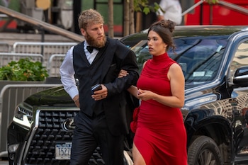 El jugador de la NFL y su esposa combinan sofisticación y estilo casual, destacando el vibrante vestido rojo de cuello alto de ella EFE/ Ángel Colmenares