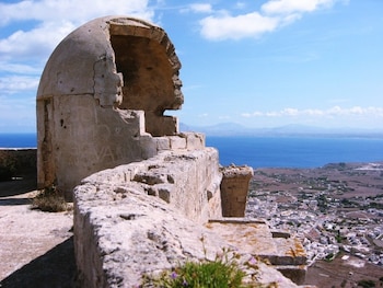 Las vistas desde lo alto del fuerte incluyen el perfil de Trapani, Marsala y otras islas del archipiélago