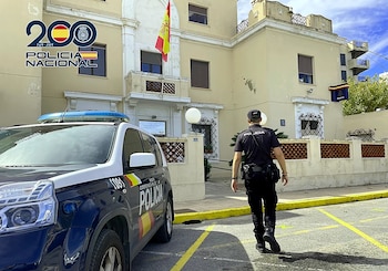 Imagen de archivo de un agente de la Policía Nacional accediendo a la comisaría de Dénia (Alicante).
