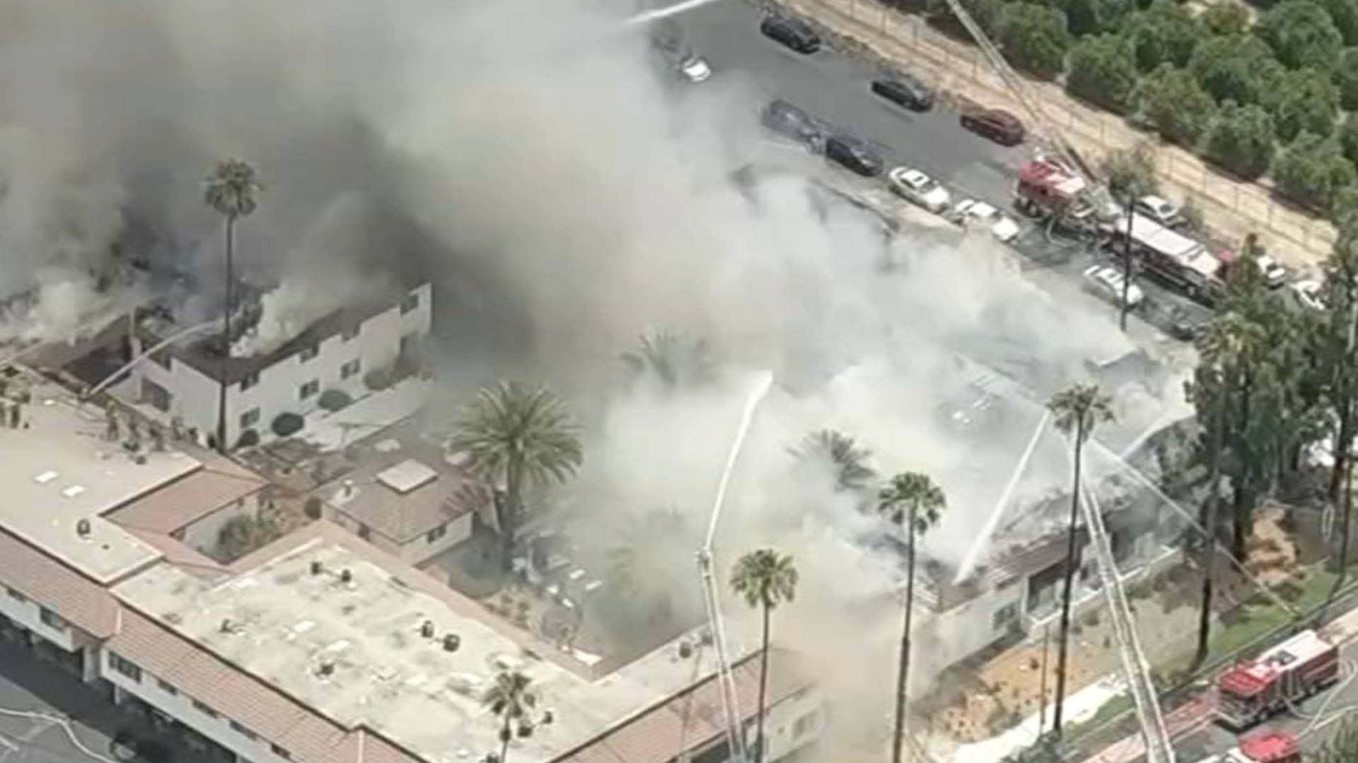 El incendio en los apartamentos University Riverside Gardens deja a 150 personas sin hogar cerca del campus de UC Riverside (ABC7)