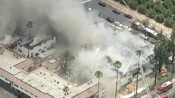 150 personas sin hogar tras un incendio en un complejo de apartamentos de California