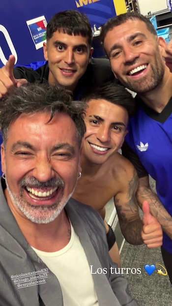 Cuatro hombres sonríen en una selfie. Rostros de cuatro hombres, manos con pulgares arriba, ropa deportiva, y texto 'Los turros' con emojis