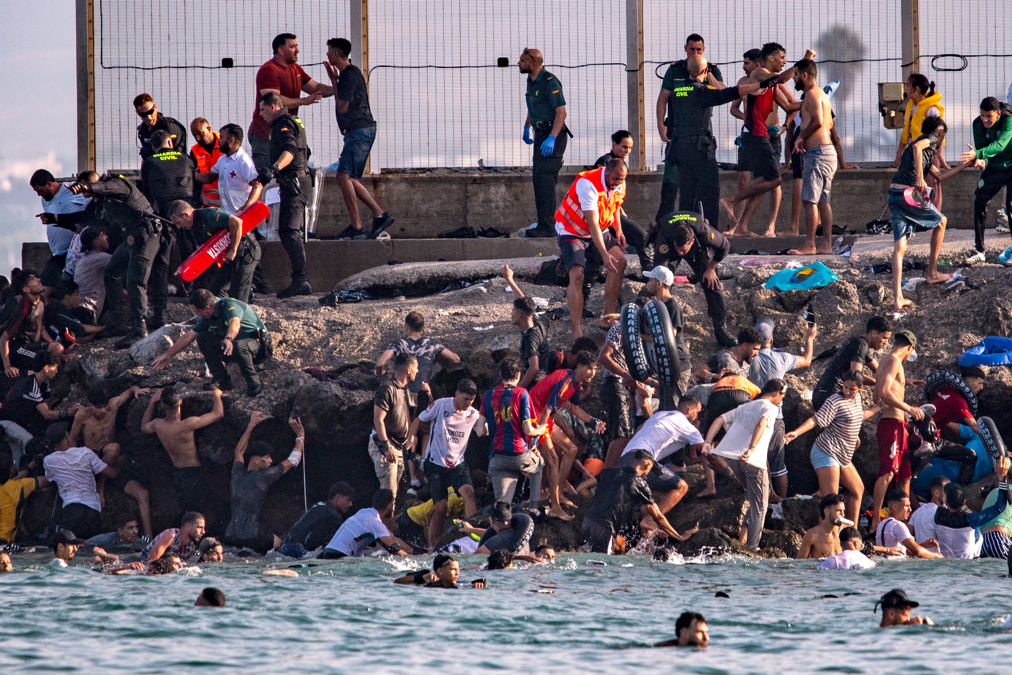 Miles de migrantes entraron a Ceuta a nado y a pie por el espigón fronterizo del Tarajal (AP Photo)