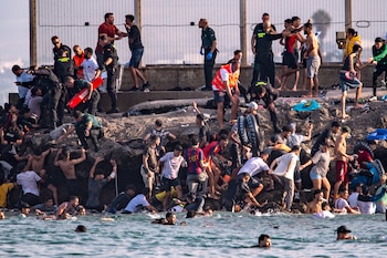 Migrantes llegaron a Ceuta desde Marruecos