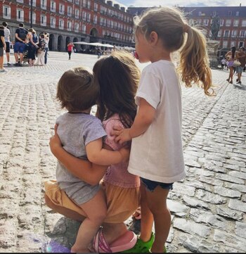 “Mis pollitos incondicionales”, escribió