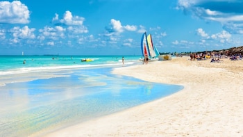 Cuba recibe 298.057 turistas en un primer trimestre marcado por la crisis económica, un 48% menos