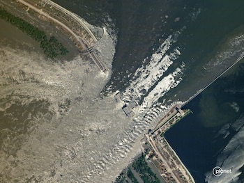 Ucrania acusó a las fuerzas rusas de volar la represa y la central hidroeléctrica Kajovka (PLANET LABS PBC/Handout via REUTERS)