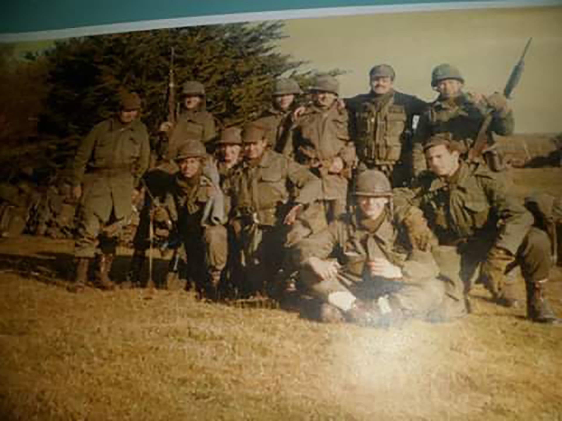 Galarza es el primero, rodilla a tierra, a la izquierda. Está con sus compañeros del BIM 5 en Moody Brook, recién llegados (Lucio Galarza)