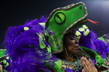 Entre purpurina y cuerpos despampanantes,