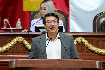 El diputado Andrés Sánchez Miranda dirige un discurso desde la tribuna del recinto parlamentario