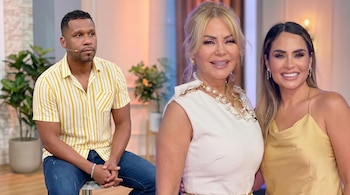 Edson Dávila con camisa a rayas amarillas, sentado a la izquierda. Dos mujeres sonrientes: una rubia con collar de perlas y otra con top dorado.