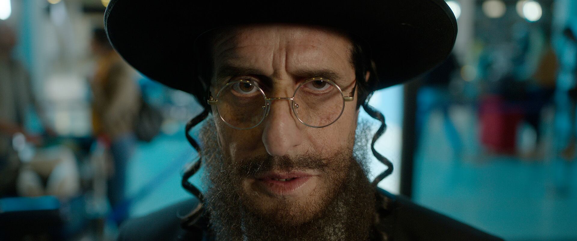 Diego Peretti escapa caracterizado como un rabino.