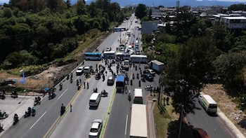 Los bloqueos en carreteras de Guatemala subieron a siete este jueves por las protestas contra el alza de los combustibles