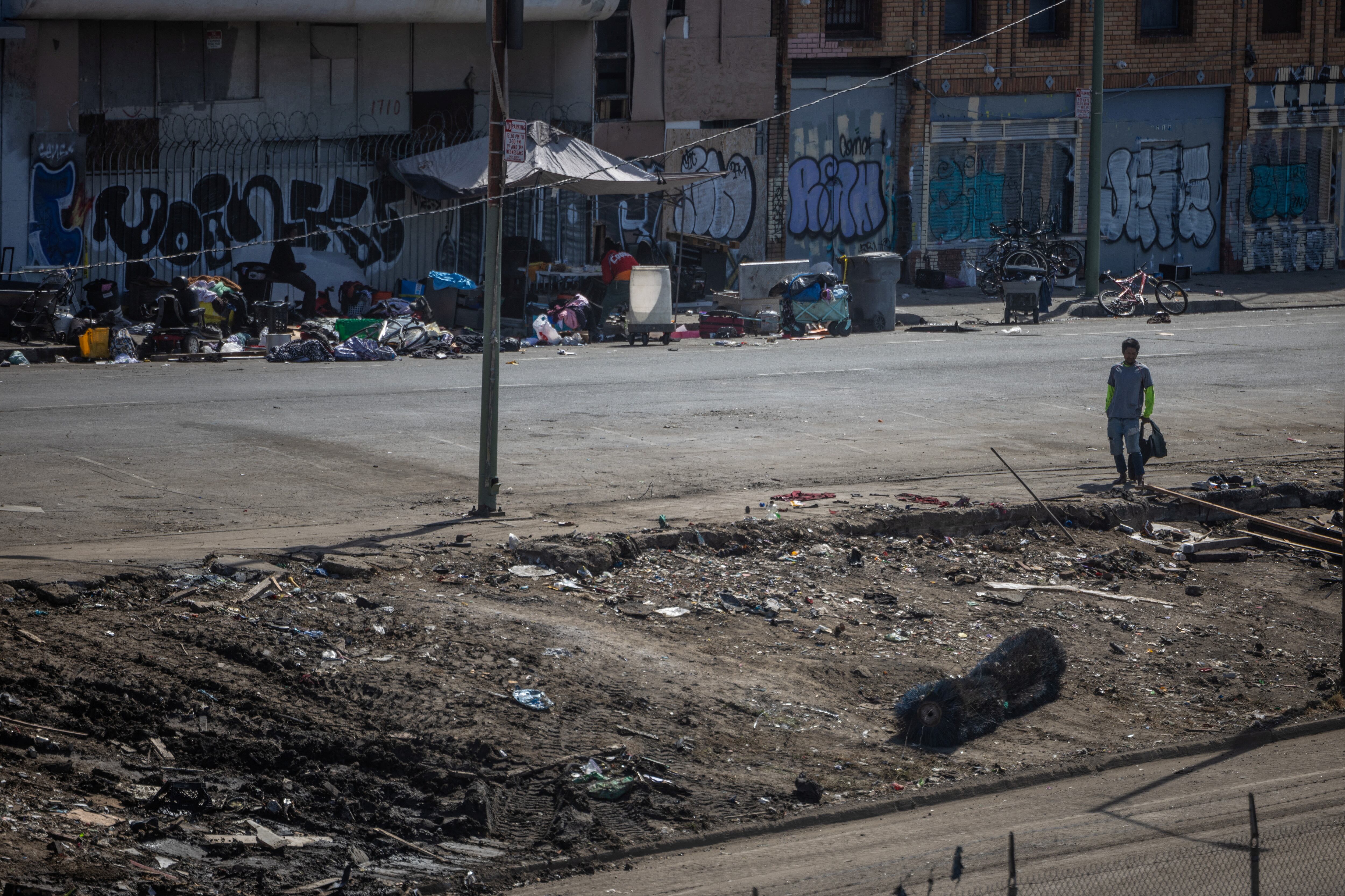 Las estrictas normas de Inside Safe, como la limitación de visitas y restricciones de ausencias, han causado controversias y expulsiones (REUTERS/Carlos Barria TPX IMAGES OF THE DAY)