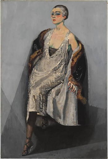 Pintura al óleo de una mujer sentada, vestida con un vestido blanco brillante, un abrigo de piel y zapatos oscuros, sobre un fondo gris liso