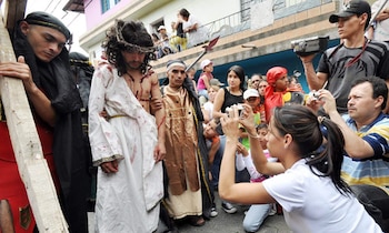 Cerca de 113.000 personas entre feligreses y turistas se reunirán en la Iglesia del 20 de Julio, siendo este uno de los símbolos católicos más emblemáticos de Bogotá - crédito EFE/Edgar Domínguez